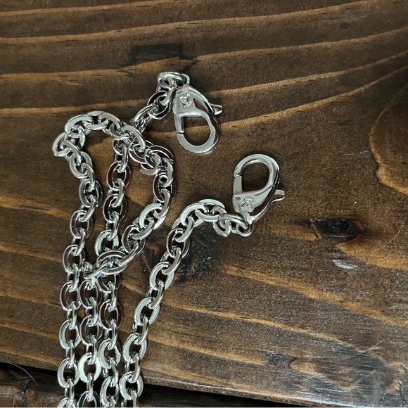 EUC Louis Vuitton Epi Pochette Felice. Rose Ballerine. Silver removeable chain. - Picture 9 of 16